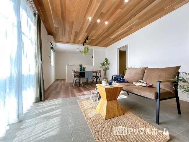 【新築住宅】羽生市須影 第1期の居間・リビング|家族の会話が弾む明るく広々したリビング！窓から差し込む光の温かさを一度ご体感ください☆いつでもお気軽にお問合せOKです！TEL「0120-466263」