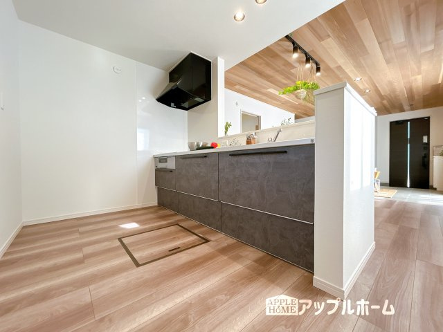 【新築住宅】羽生市須影 第1期のキッチン|対面式キッチンは、家族のコミュニケーションを育み、子育て家族にも好適なプラン！リビングで寛ぐご家族をいつも感じられます♪会話を楽しみながら家事ができ、小さいお子様がいても安心です！