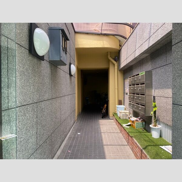 イエローハウス栄のエントランス