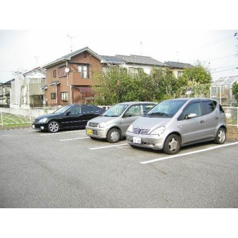 ブライトエステートの駐車場