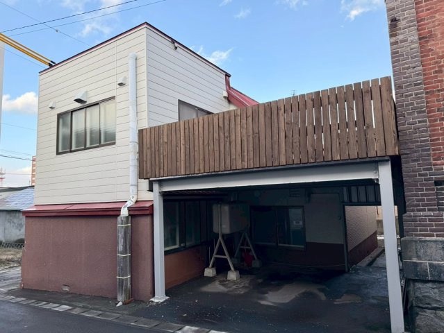 小樽市花園2丁目の駐車場|ウッドデッキ下は駐車スペースです！車種により2台駐車可能！現地ご確認ください。