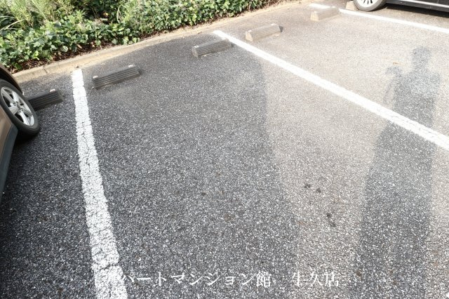 サーフライダーの駐車場