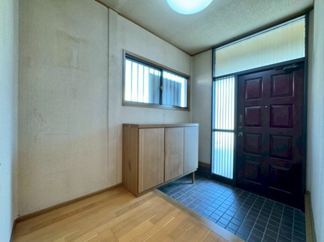 草津市桜ケ丘4丁目　中古戸建ての玄関|玄関にはシューズボックス完備。