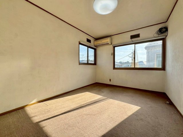 草津市桜ケ丘4丁目　中古戸建ての洋室|2F 6帖洋室。2面採光で明るい室内。