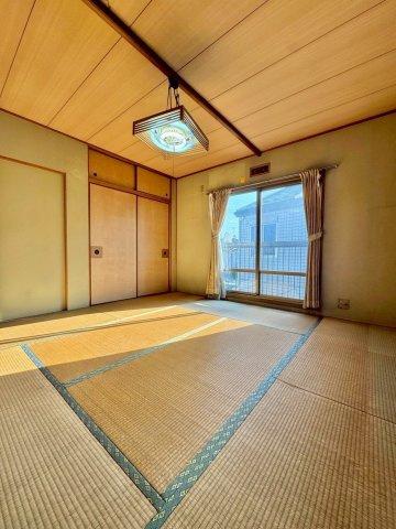 草津市桜ケ丘4丁目　中古戸建てのその他|2F 8帖和室。南面バルコニーに面しており、ぽかぽかと陽当たりの良いお部屋です。