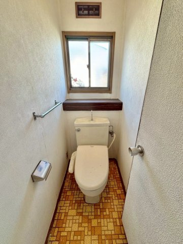 草津市桜ケ丘4丁目　中古戸建てのトイレ|2F トイレ。各階にトイレがあると便利です。