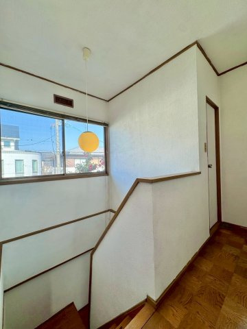 草津市桜ケ丘4丁目　中古戸建てのその他|2F ホールスペース。高い位置の窓は陽の光をたくさん取り込んでくれます。