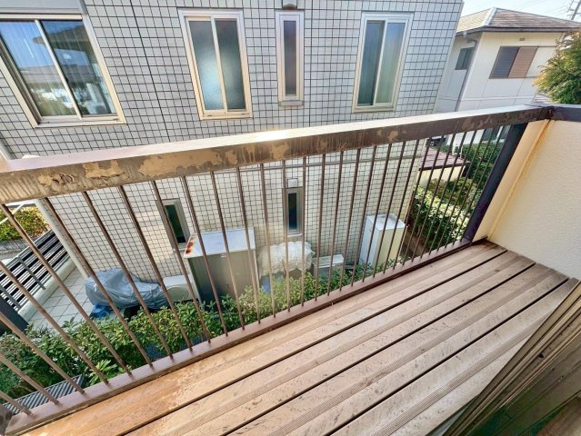 草津市桜ケ丘4丁目　中古戸建ての庭|南面バルコニーは陽当たりが良く、お洗濯物も気持ちよく乾きます。