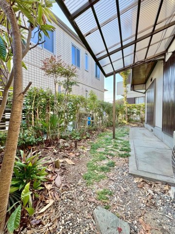 草津市桜ケ丘4丁目　中古戸建ての庭|テラススペースはLDKに面しているので、天気の良い日はお外でお食事も楽しめますね。