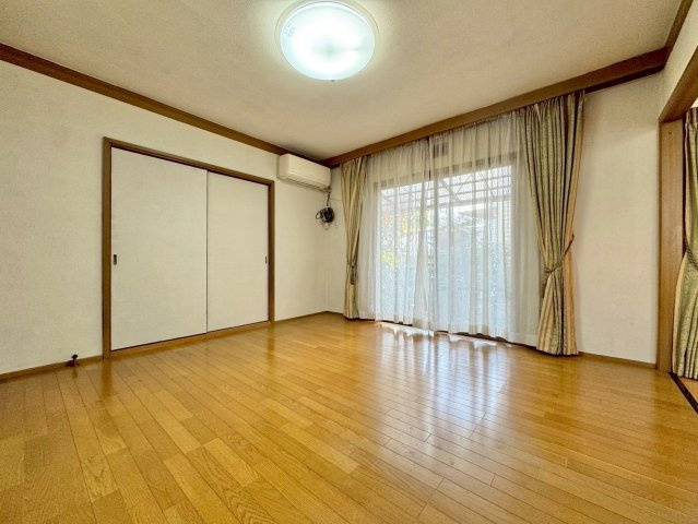 草津市桜ケ丘4丁目　中古戸建ての居間・リビング|ゆったりとくつろぐことができるリビングスペース。