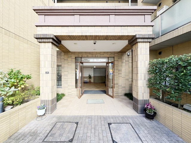 【エントランス】 | ソフィアーレ代官山 | オートロックを備えた、マンションのエントランス。やはりセキュリティの観点は欠かすことができません。皆様を“安全”に送り出し、出迎えてくれます。～即日のご見学可能～　お問合せはお気軽にどうぞ。