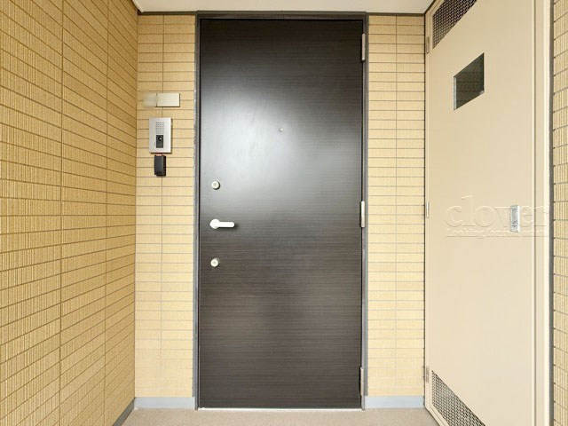 【その他共用部分】 | ソフィアーレ代官山 | ダブルロック式の玄関ドアが皆様をお出迎え。お部屋のセキュリティの観点からも、うれしい設備ですね。玄関の色もシックで良い感じです。～即日のご見学可能～　お問合せはお気軽にどうぞ。