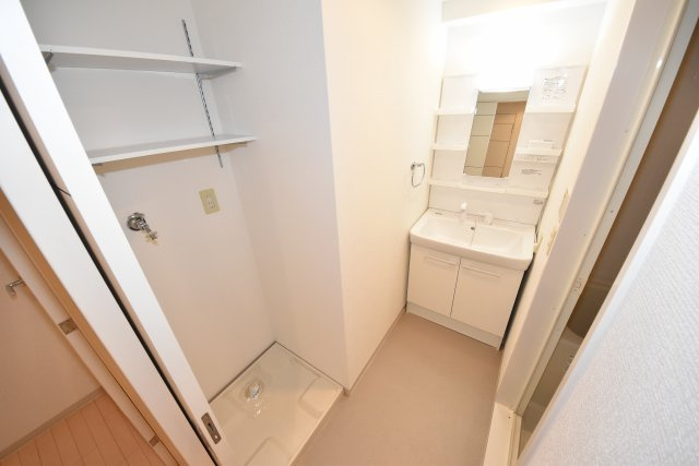 エムヒルズ西本町（ルーフバルコニー）の洗面所