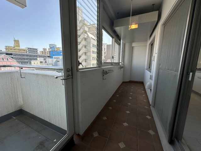 伊勢佐木クイントパラディオのバルコニー|開放的な空間を演出しながらプライベート性も確保し贅沢なバルコニーです