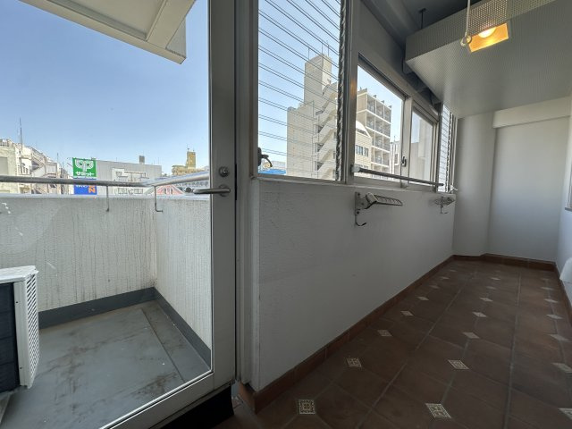 伊勢佐木クイントパラディオのバルコニー|サンルームで眺望を楽しみながらティータイムはいかがでしょう。