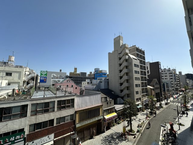 伊勢佐木クイントパラディオの展望|前面に遮るものがないので大空を見渡せるバルコニー、リビングまで日が差し込みますね