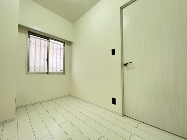 伊勢佐木クイントパラディオの洋室|３．２帖のプライベートルームは秘密基地的に書斎やコレクションの部屋にしても◎