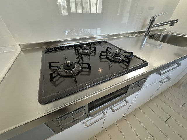 伊勢佐木クイントパラディオのキッチン|三口コンロは時短料理になるしお料理のレパートリーも増えそうですね。