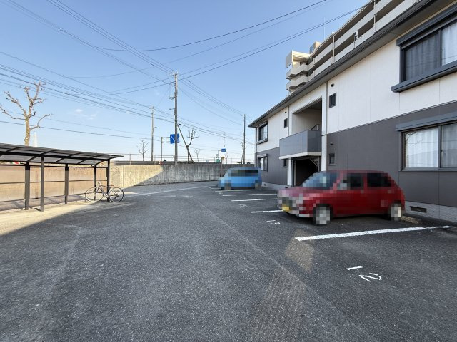 シャーメゾン北久保 B棟の駐車場