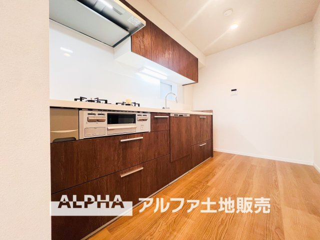 グリーンメゾン鶴牧5号棟のキッチン|【Happy circle Kitchen】
◆団欒キッチン◆キッチンからは家族の団欒が飛び交い明るい陽射しを浴びながらの朝食はまるでドラマのワンシーンみたい。