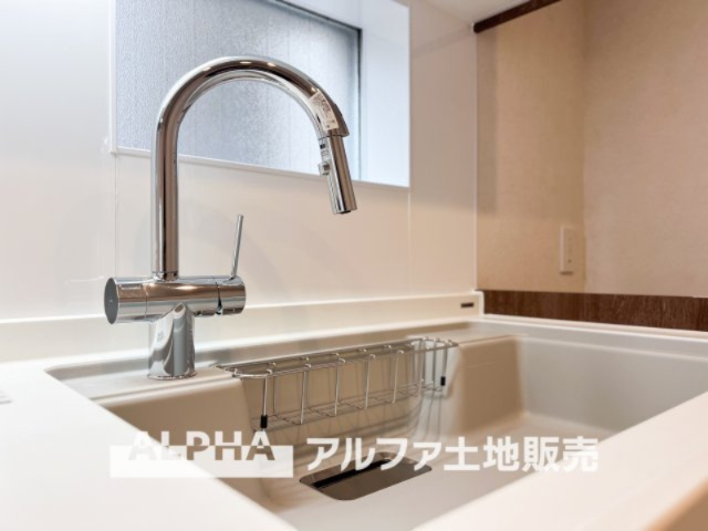 グリーンメゾン鶴牧5号棟のキッチン|【Hands-Free Faucet】
◆タッチレス水栓◆手をかざすだけで水が出るタッチレス水栓。衛生的でお手入れも簡単、忙しい家事の時も快適に使え、キッチンでの作業がよりスムーズに進む便利な設備。