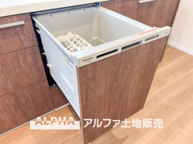 グリーンメゾン鶴牧5号棟のキッチン|【Food washing machine】
◆食洗機◆家事の時間を短縮し、お子様との大切な時間をもっと楽しく。手荒れも防げて節水効果も高い、忙しい毎日に嬉しい人気の設備です。