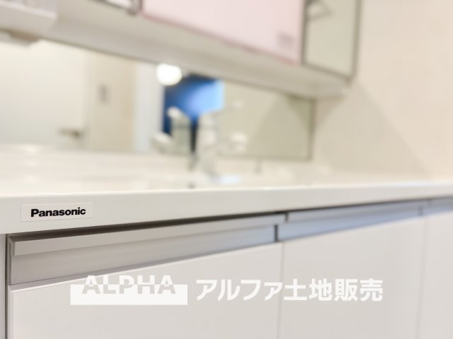 グリーンメゾン鶴牧5号棟の独立洗面台|【Vanity with Three Mirrors】
◆三面鏡洗面化粧台◆身支度で使う歯ブラシや化粧品などの小物も鏡裏にすっきり収納。生活感を抑えて朝のひとときも快適に過ごせスタイリッシュな空間に。