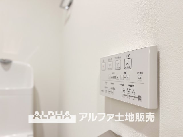 グリーンメゾン鶴牧5号棟のトイレ|【Warm water flush toilet】
◆温水洗浄便座付きトイレ◆お掃除も楽々。快適に過ごすためには今や欠かせない設備の一つです。壁掛けリモコンで使いやすくいつでも清潔に保てます。