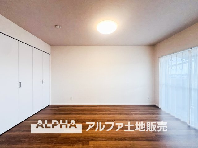 グリーンメゾン鶴牧5号棟の洋室|【room】
◆居室◆光に包まれるように設計された空間。太陽の光が爽やかな目覚めを誘い、良い一日を予感させてくれます。