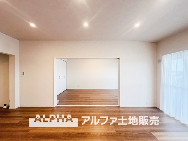 グリーンメゾン鶴牧5号棟の居間・リビング|【cozy living】
◆休日は◆仕事から切り離された家族の為だけの場所でゆっくりくつろぎたい。趣味や、習い事で休日を過ごすも楽しいが、結局はここがいちばん安らげる。