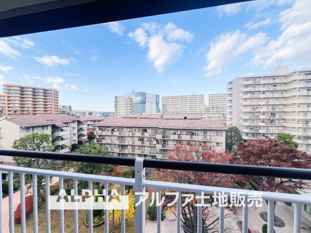 グリーンメゾン鶴牧5号棟のバルコニー|【outward appearance】
◆バルコニー◆家から望む空はブルースカイ。隔てるものは何もなく、そこにあるのは青い空と白い雲の景色がこの街の彩りを演出している。