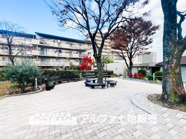 グリーンメゾン鶴牧5号棟の外観|【House of the Sun】
◆明るい家◆太陽の温かな光がお家全体を照らす。そこには目を輝かせ笑顔で見つめてくれる君がいて、「ただいま」の言葉がこだまする。そんな君の瞳に恋している。