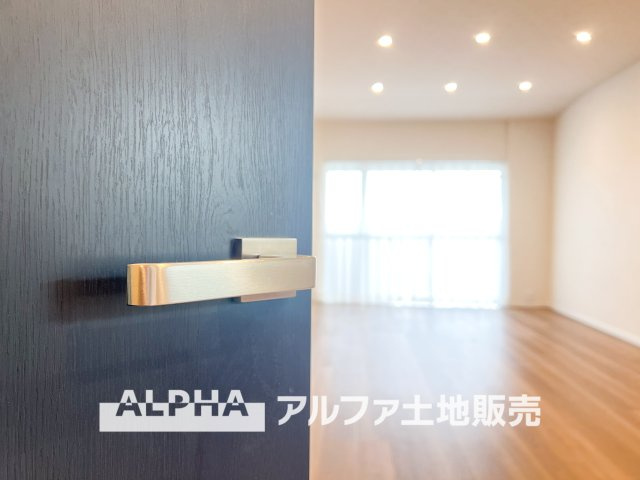 グリーンメゾン鶴牧5号棟の居間・リビング|【The situation】
◆シチュエーション◆リビングルームのドアを開くと、窓から飛び込むのは緑と光の風光明媚な景色。僕の目に映るは、ここで家族と会話をワイワイガヤガヤ楽しんでいる様子。