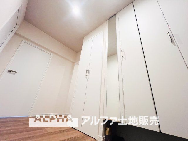 グリーンメゾン鶴牧5号棟の玄関|【Shoes cloakroom】
◆シューズクローク◆帰宅し玄関を入ると容量たっぷりなシューズクローク。そこにはお気に入りのチャカブーツやジョンロブのストレートチップを眺める。そんな時間も悪くない。