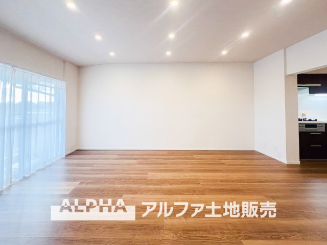 グリーンメゾン鶴牧5号棟の居間・リビング|【Holiday of a home】
◆季節外れのホームホリディ◆喧噪から離れ広々したリビングでゆったりと過ごす。そんな休日があっていい。『何もしない時を楽しむ』そんな贅沢な時間を家族と堪能する。