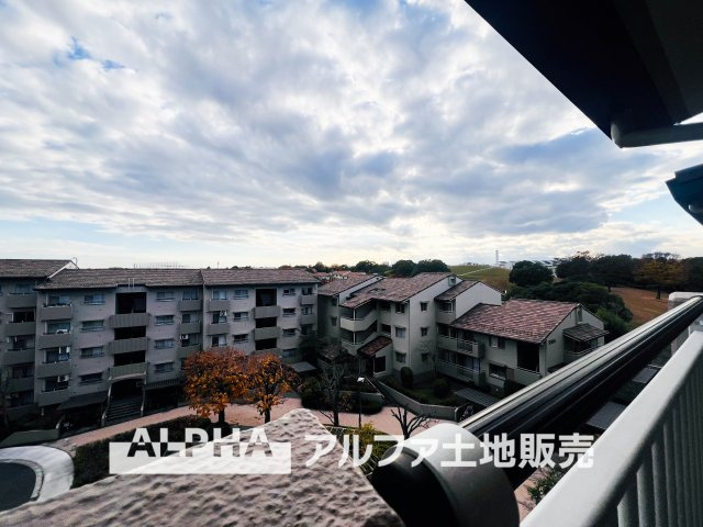 グリーンメゾン鶴牧5号棟の展望|【Blue sky terrace】
◆青空テラス◆バルコニーから望む紺碧の空からそよ風、そして目に映るのはグリーン広がる風光明媚な世界。それは清々しい自然の薫りを肌で感じる幸せな空間。