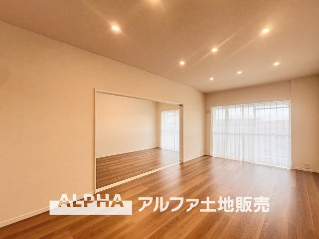 グリーンメゾン鶴牧5号棟の居間・リビング|【Living room】
◆リードディフューザー◆帰宅しリビングに入ると柑橘系の爽やかな香りする空間。そこにはリードディフューザーから放たれた香りが漂い、我が家に帰ってきたなという安心感に満足する。