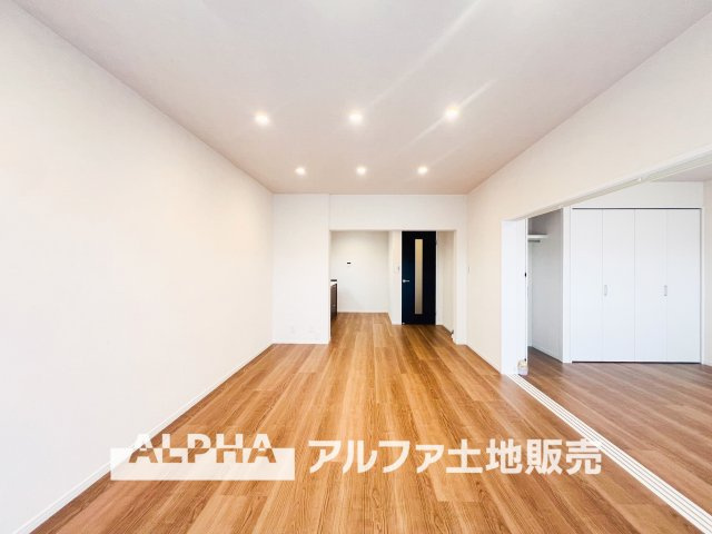 グリーンメゾン鶴牧5号棟の居間・リビング|【Window】
◆窓に飾られた◆ブラインドから飛び込む優しい採光と相まって風光明媚な情景を作り上げている。ふと、花に目をやると忙しい毎日も心穏やかになる素敵な瞬間。