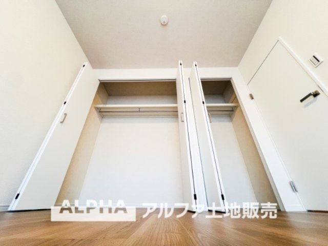 グリーンメゾン鶴牧5号棟の収納|【closet】
◆クロゼット◆各居室のクロゼットは大好きな服、大事なバッグやアクセサリー、そして大切な思い出の品々。そんなものを傍らにそっと置いておきたい場所です。