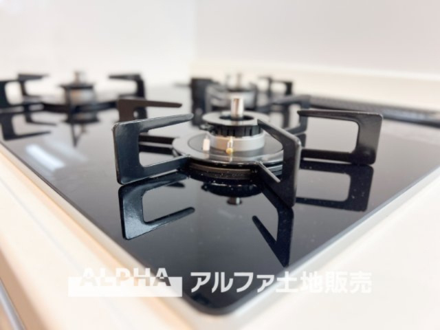 グリーンメゾン鶴牧5号棟のキッチン|【Glass top range】
◆ガラストップレンジ◆お料理のあとはさっと拭くだけで綺麗になる。お手入れも簡単に、見た目も綺麗に。奥様の負担を軽減します。