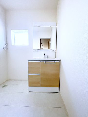 新築戸建・新築建売　郡山市静西一丁目　大成小・第七中の洗面所|三面鏡洗面台で朝の身支度もしやすい＆収納力も◎洗面台に物を置かずすっきり清潔に保つことができます！