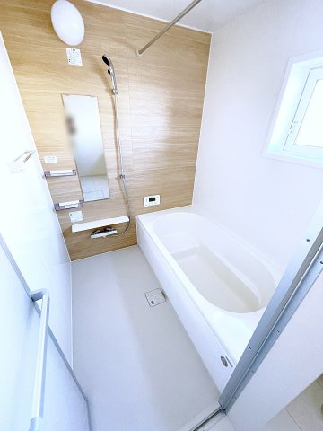 新築戸建・新築建売　郡山市静西一丁目　大成小・第七中の浴室|浴室乾燥機付きで小窓がついているので簡単に換気が可能です！洗濯物干しもできるので便利！