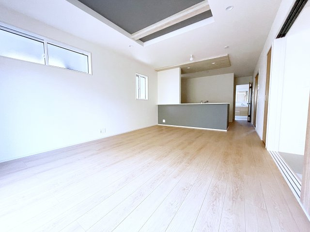 新築戸建・新築建売　郡山市静西一丁目　大成小・第七中の居間・リビング|折上天井でオシャレを演出しさらに開放感をプラス♪