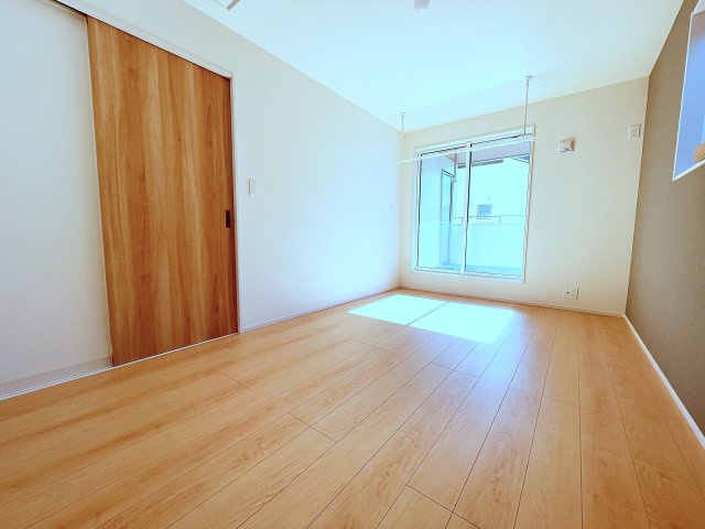 新築戸建・新築建売　郡山市静西一丁目　大成小・第七中の洋室|2面採光で明るい洋室です！ブラウン系の床が温かみを感じられインナーバルコニーにも出られます♪