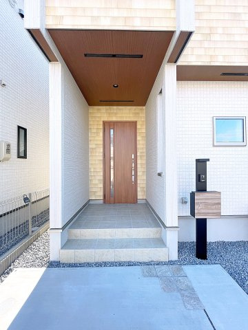 新築戸建・新築建売　郡山市静西一丁目　大成小・第七中の玄関|奥行きがあるので雨が降っても開閉に心配ありません！