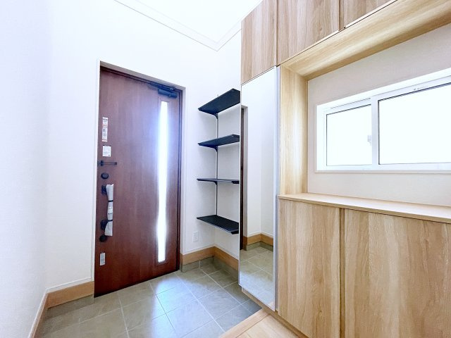 新築戸建・新築建売　郡山市静西一丁目　大成小・第七中の玄関|可動式の棚と大容量のシューズボックス付き！全身鏡付きでお出かけ前の身支度もバッチリです！