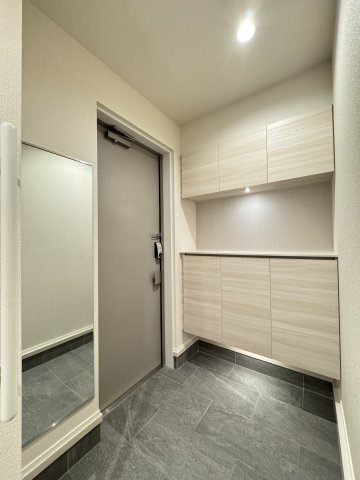 フレジアの玄関|大容量の収納と姿見あります♪