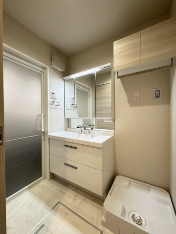 フレジアの独立洗面台|女子力向上にはシャンプードレッサーはマストアイテム♪洗濯機はもちろん室内！棚もあります♪