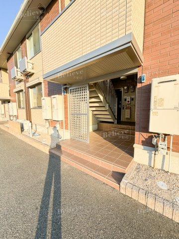 レクサリーのエントランス|駐車スペースもあります☆