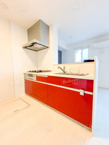 レクサリーのキッチン|3口コンロ・グリル付きの使いやすいシステムキッチンです♪